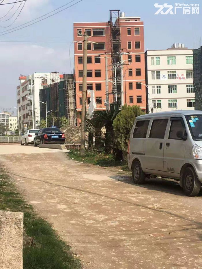 出租绿榕西路100米处楼房3千平方 5层，大路边！